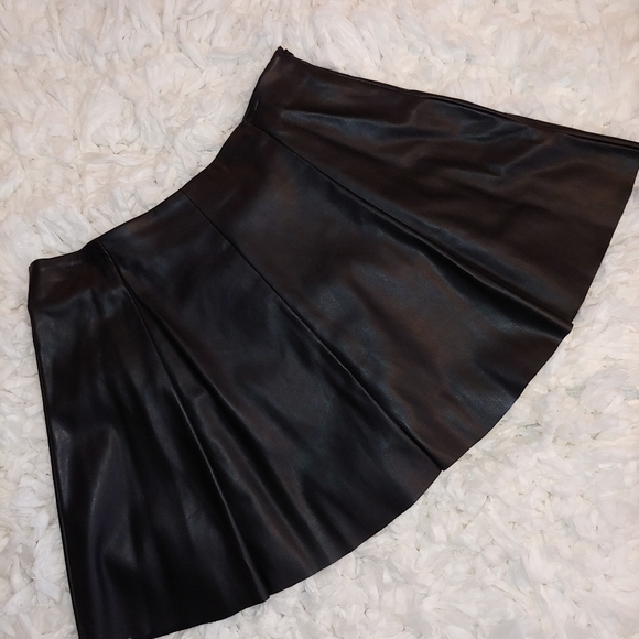 Chelsea & Theodore Dresses & Skirts - Chelsea &Theodore short black faux leather skirt.